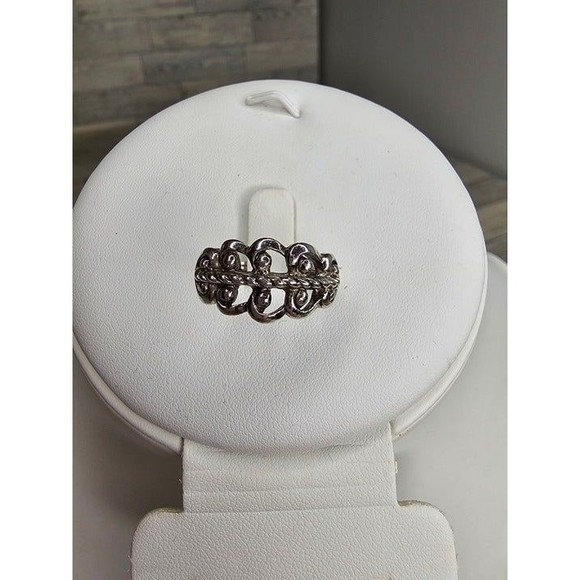 Vintage AVON Silver Tone Swirl Ring Built In Ring Guard/Sizer Adjusts Size 5-7 - Picture 1 of 4